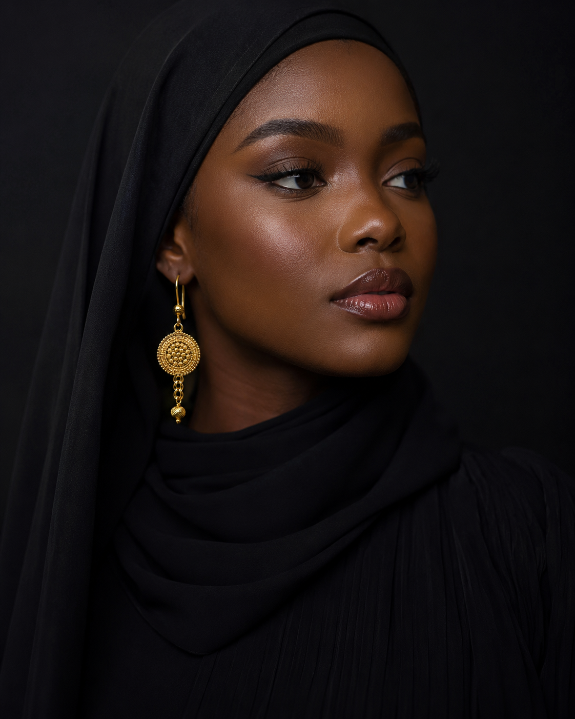 {"en":"Gold flower earrings with pearl drops","fa":null,"pa":null}